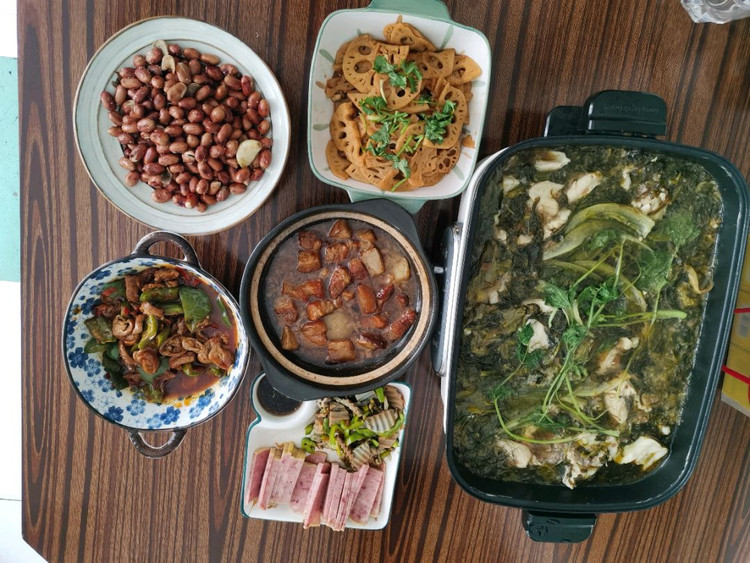 溜肥肠，红烧肉，凉拼，油炸花生，糖醋藕片，酸菜鱼。午饭，下饭菜。图1