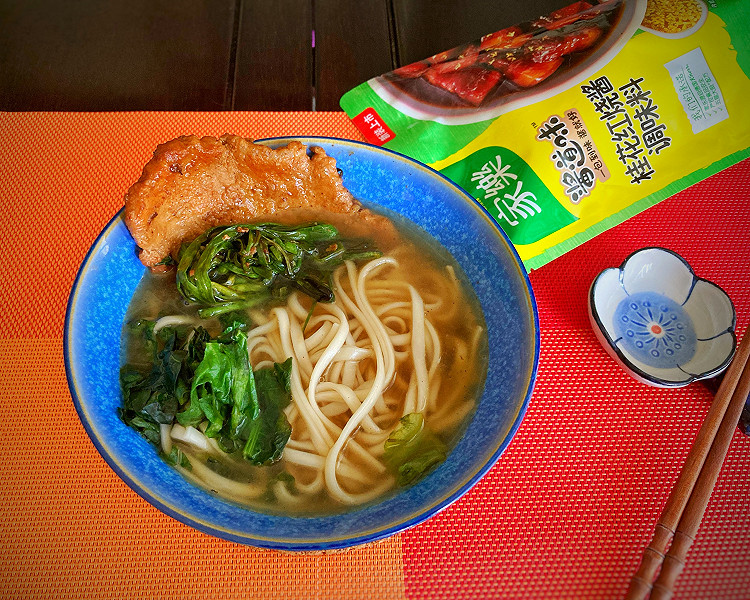 今日午餐～煮一把面条，煮面的同时从冰箱里取出昨天烧的葱㸆大排，夹出一块放入面碗，夹一大筷葱，再挖三大勺大排汤汁～微波炉加热一分钟；面好了撩入面碗，适量补一些开水，一碗自制大排浇头面就完成啦！图1