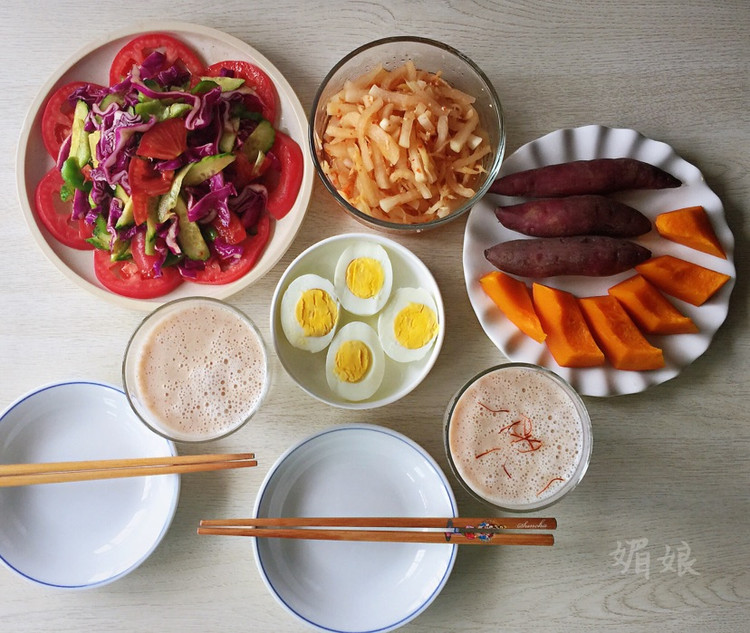 【全食物精力汤】土豆奶汤食材：小土豆200g蒸熟，去皮，核桃20g、牛奶500ml、灰枣5个去核、水300ml，料理机打细腻；蒸南瓜，临安小香薯，鸡蛋，小菜：仔姜腌萝卜，拌紫甘蓝黄瓜图2