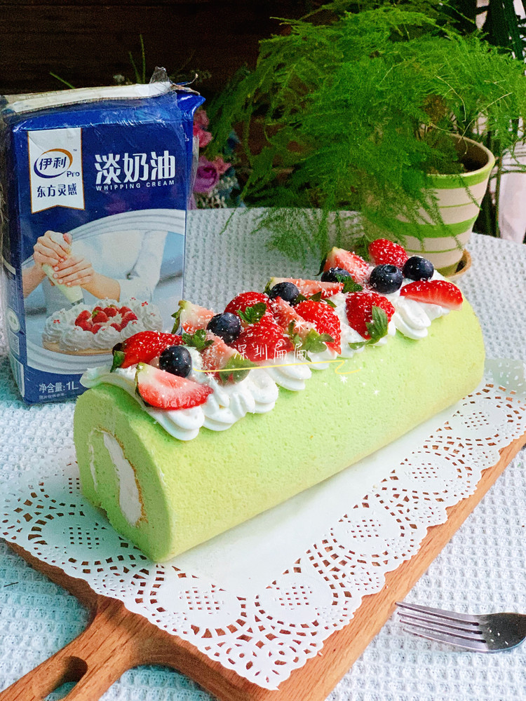 超好吃的斑斓草莓奶油蛋糕卷图1