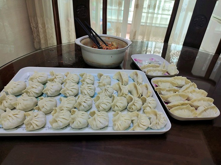 白菜香菇虾米猪肉饺-月牙型，芹菜香菇替补鱼猪肉饺-扇型，胡萝卜香菇虾米猪肉型-裙摆型。图2