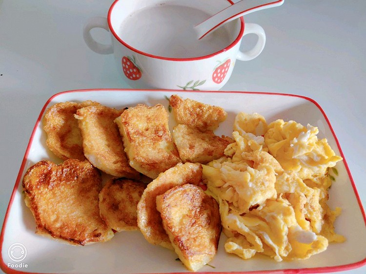 小学生早餐——鸡蛋煎馒头片+炒鸡蛋+牛奶图2