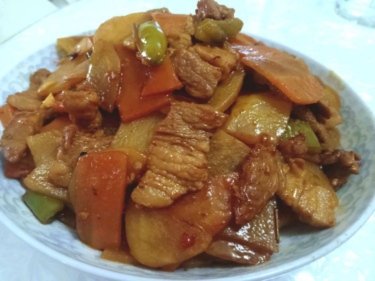 肉片炒土豆胡萝卜片图1