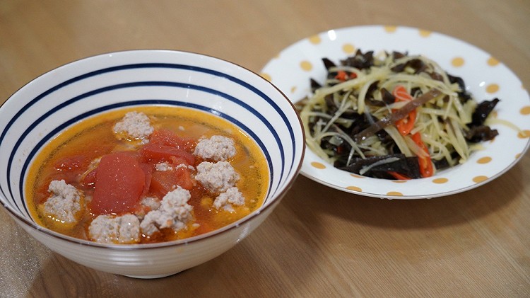 520🥰秀个午餐：木耳红椒土豆丝+蕃茄元子汤🥣图1