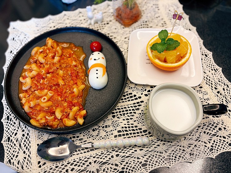 早！“谁的早餐在‘装可爱’？哦是我的雪人蛋+意面，今日份快乐已签收！”图1