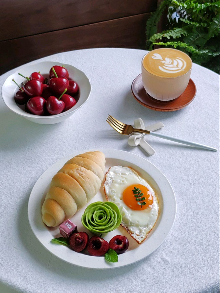 早餐𓎩𓌉𓇋 ‎：☆盐卷☆荷包蛋🍳☆牛油果🥑☆樱桃🍒☆咖啡☕🍭昨晚拿到就吃了一盘樱桃🍒，熟透的樱桃🍒红得透亮，轻咬一口，鲜嫩的果肉瞬间在舌尖化开，清甜的汁水那是樱桃带来的幸福滋味图1