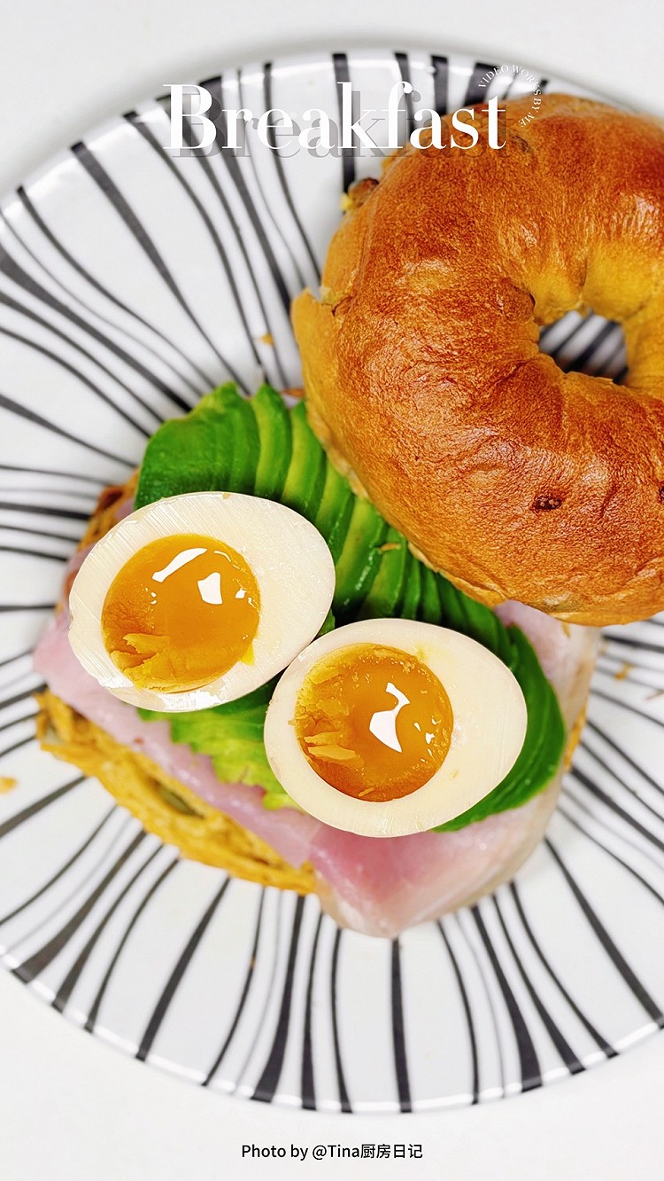 Nov. 十一月｜2025.11.27 星期四｜十月初八◇²⁰²⁵ |  breakfast 小时候，我们总以为：只要有人懂我们、护我们、替我们扛，生活就不会太难。可越长大越明白——真正能带你走出去的，不是谁给你的安全感，而是你亲手长出来的底气。 早安！今日早餐：🌟羽衣甘蓝汁🥬🌟牛油果火腿贝果三明治🥯🌟猕猴桃🥝🌟树莓🌟牛油果🥑🌟虾仁滑蛋🍤今天你好好吃饭了吗？祝你怎么吃都不胖！图4