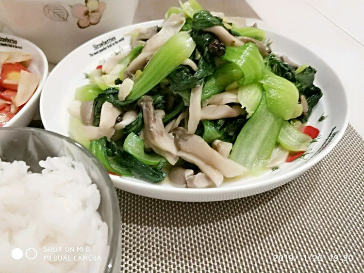 晚餐:脆爽酸甜的荷塘小炒，鲜美清香的蘑菇青菜是最佳组合图2