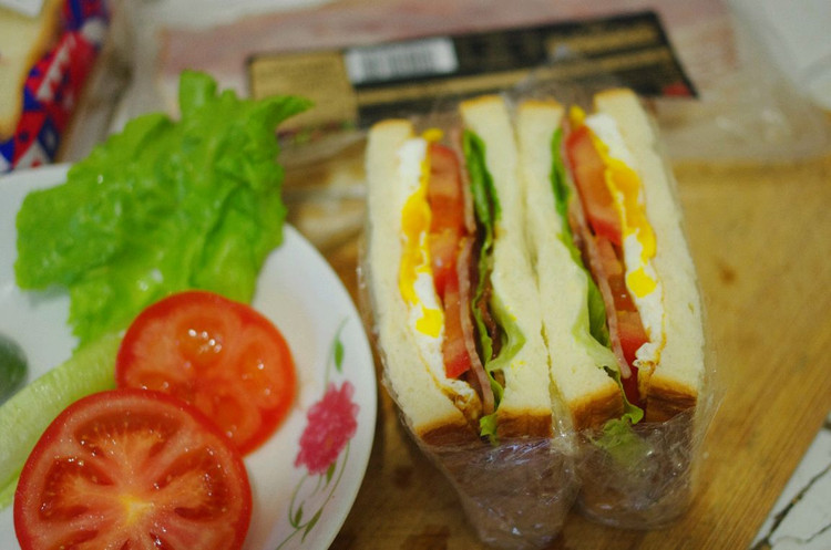 【早餐打卡】：培根煎蛋🍳三明治、烤肠、牛奶、夏橙图2