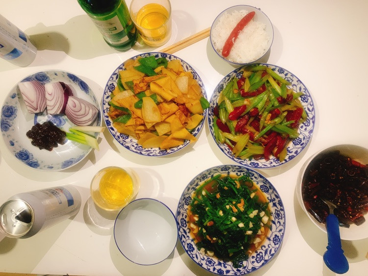 腊肠炒西芹 尖椒土豆片 海米菠菜图1