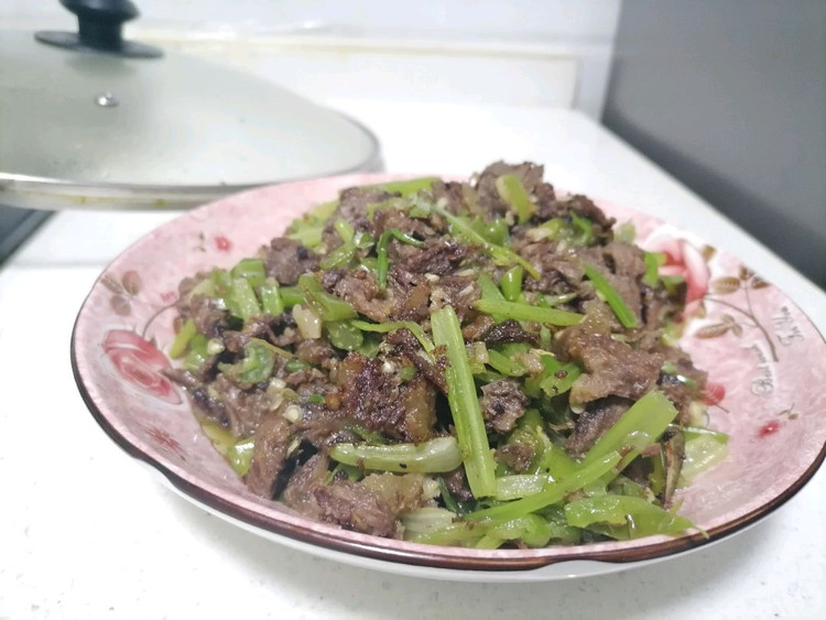 今日晚餐：牛肉炒芹菜，笋炒咸菜，清炒芽白图1