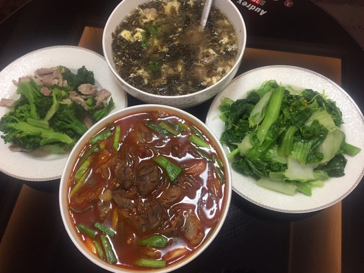 大片牛肉地瓜粉，肉炒西兰花，肉丸紫菜蛋花汤，清炒白菜苔图1