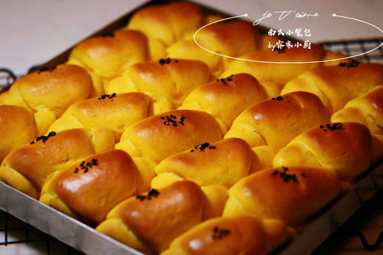 胖胖的软软的南瓜小餐包图1