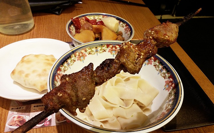 第一次吃新疆菜是种什么体验？大盘鸡、羊肉串、烤包子......图4