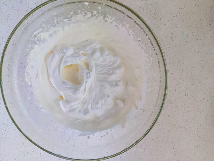 紫薯香芋蒸熟，加牛奶和雀巢炼乳搅打后就非常好吃了，在杯底放上煮熟的西米，香芋丁，倒上搅打好的芋泥，顶上挤上一层搅打好的雀巢淡奶油，香滑的奶油配上细腻的芋泥，滋味太美炒了，芋泥控超满意。图4