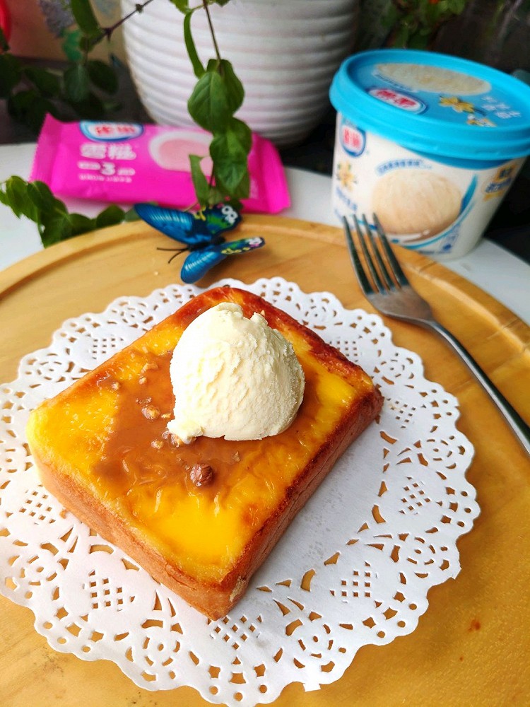 这菜谱太棒了，冰淇淋的神仙吃法！喜欢香草牛乳味冰激淋，也非常好吃哦！厚切吐司沾满牛奶，两面煎到金黄抹上花生酱，在加上一大勺雀巢香草牛乳味冰淇淋，花生酱裹着冰淇淋的清凉，太美味啦！图1