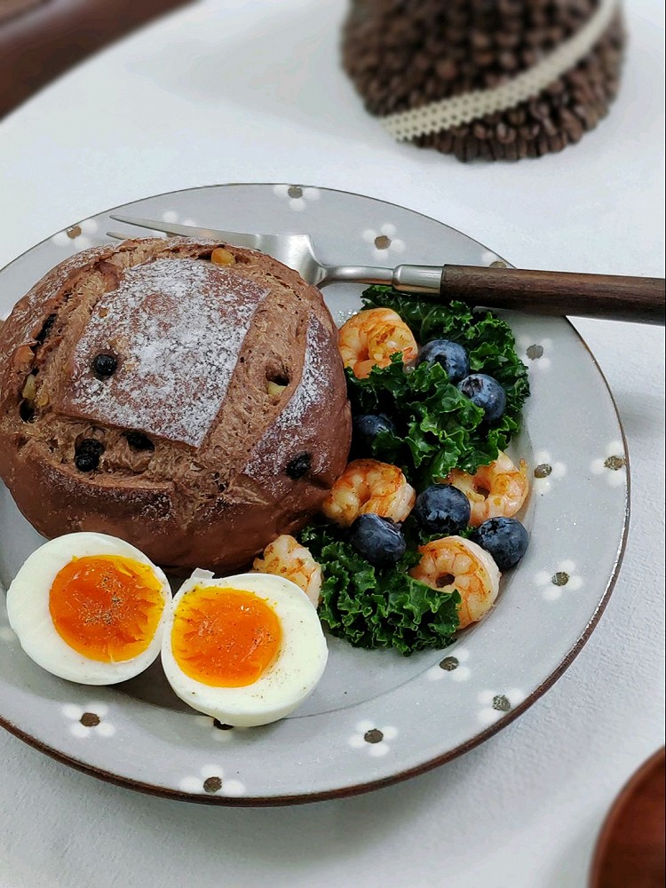 早餐：「巧克力核桃包」「水煮蛋🥚」「羽衣甘蓝」「虾仁」「蓝莓」「咖啡☕」周三过了，周末也许就不远了！图2