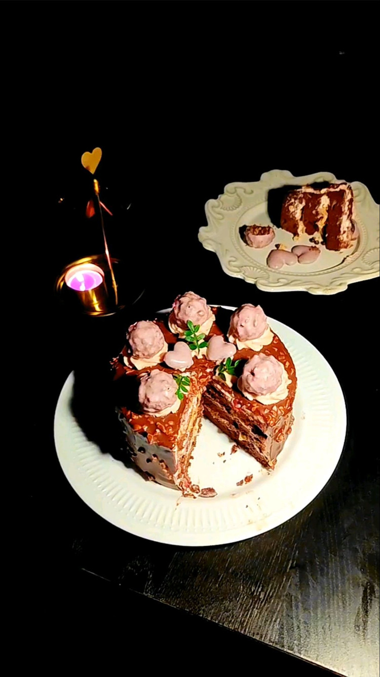 费列罗特调玫瑰奶油脆皮巧克力蛋糕图8