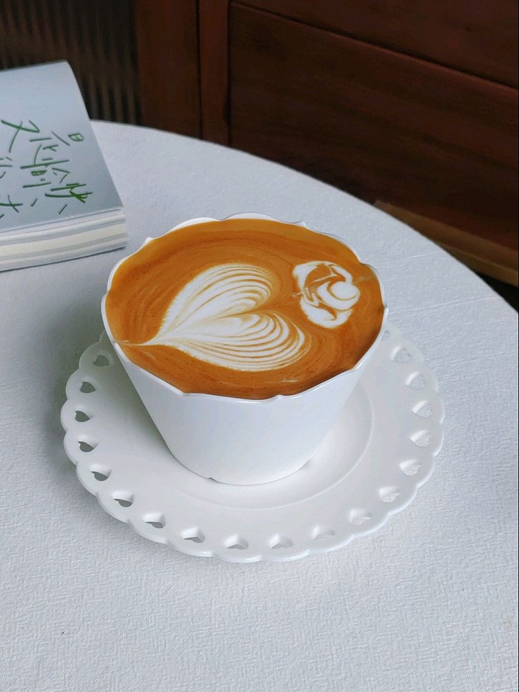 早餐𓎩𓌉𓇋 ‎：☆开心果贝果🥯☆水煮蛋🥚☆苹果🍎☆蓝莓☆咖啡☕🌿今天是用新盘子的快乐图2