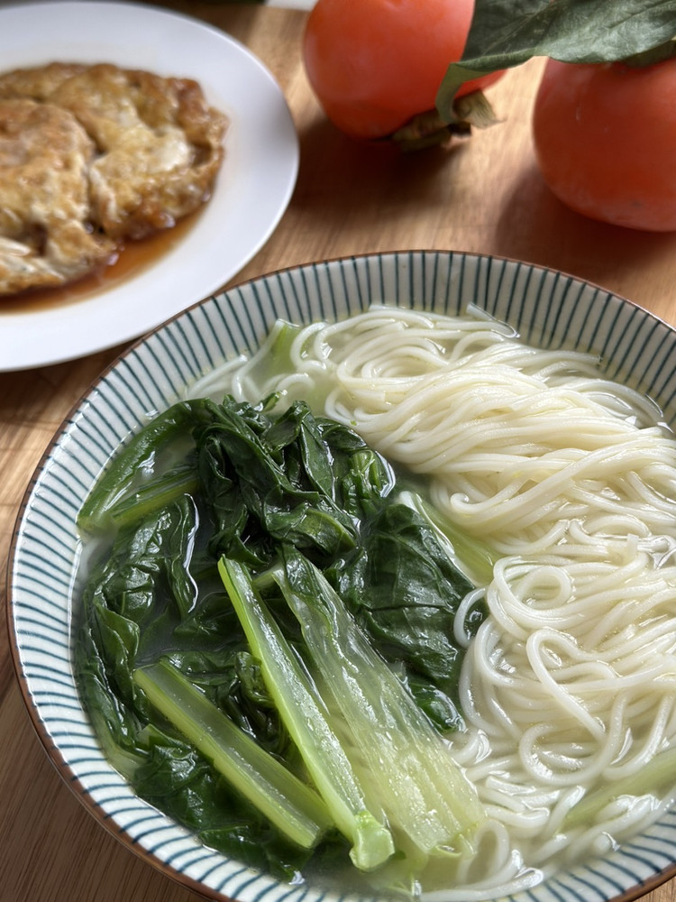 认真吃早餐：青菜面，煎蛋。自然熟柿子。祝大家早餐愉快！图1