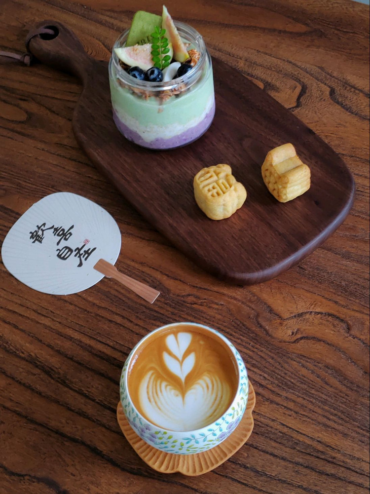 周末愉快！「隔夜燕麦杯」「月饼🥮」「咖啡☕」🌿睡到自然醒的周末太舒服了，收到友友寄来的月饼🥮图1