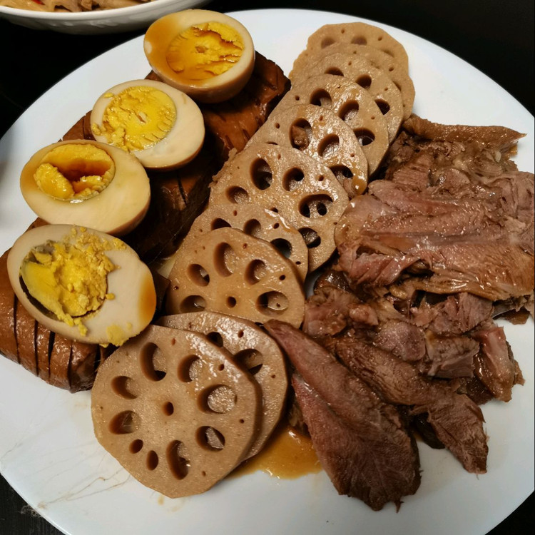 芝士焗豆腐+卤水拼盘+腊肉炒笋干+清炒菜苔，丰盛😎图2