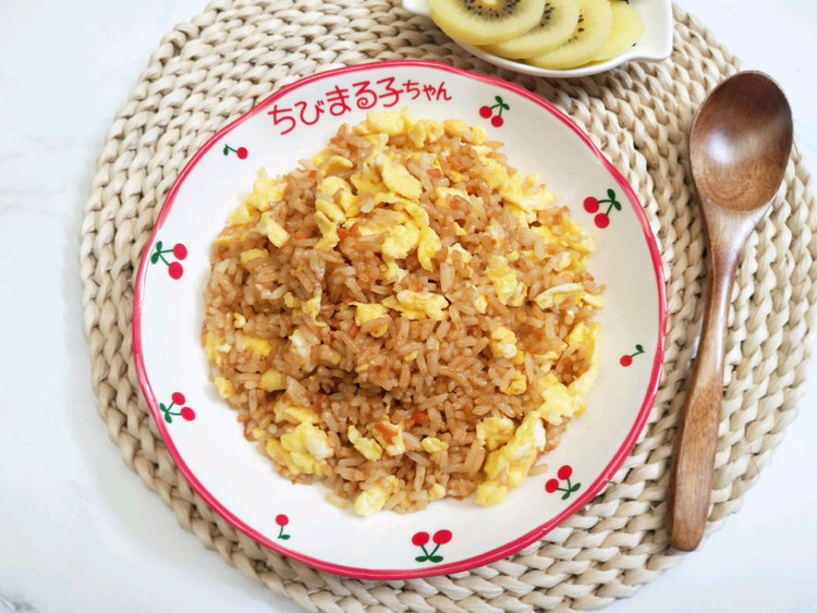 蛋炒饭+猕猴桃一碗米饭两个鸡蛋少许胡萝卜粒就是一碗简单的蛋炒饭了图2