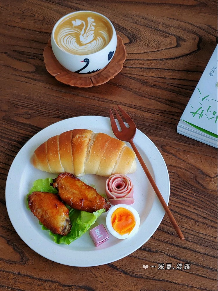 周末早餐：「盐卷」「奥尔良烤翅」「芭乐」「生菜」「水煮蛋」「咖啡☕」人生短暂，不要让自己活的太累，挤不进的世界，不要硬挤，难为了别人，作贱了自己；做不来的事情，不要硬做，换种思路，也许会事半功倍。图1