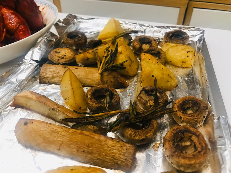 烤土豆蘑菇➕香椿炒蛋➕小龙虾🦞➕小橙子图3
