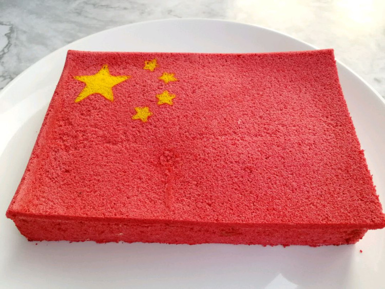 做个国旗蛋糕应应景，祝祖国生日快乐繁荣昌盛。我爱你中国！图2