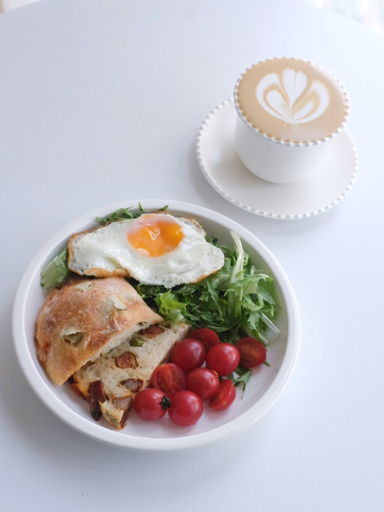 贡菜腊肠恰巴塔+苦苣煎蛋+拿铁咖啡图1