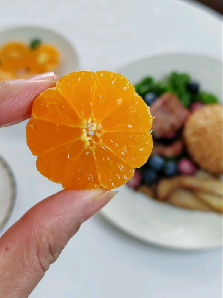 早餐🥣🥄：「麻球」「羽衣甘蓝」「煎杏鲍菇」「培根🥓」「红参果」「砂糖橘🍊」「蓝莓」「咖啡☕」今天吃沈先森买的麻球，里面还有豆沙馅，外面脆皮，这家店做的真好吃………………………………人的磁场很重要， 你感恩，就顺利； 你付出，就得到； 你有爱心，就有人爱你；一切美好皆源于，一颗善良感恩的心。—— 杨绛先生 ​ ​​​图4