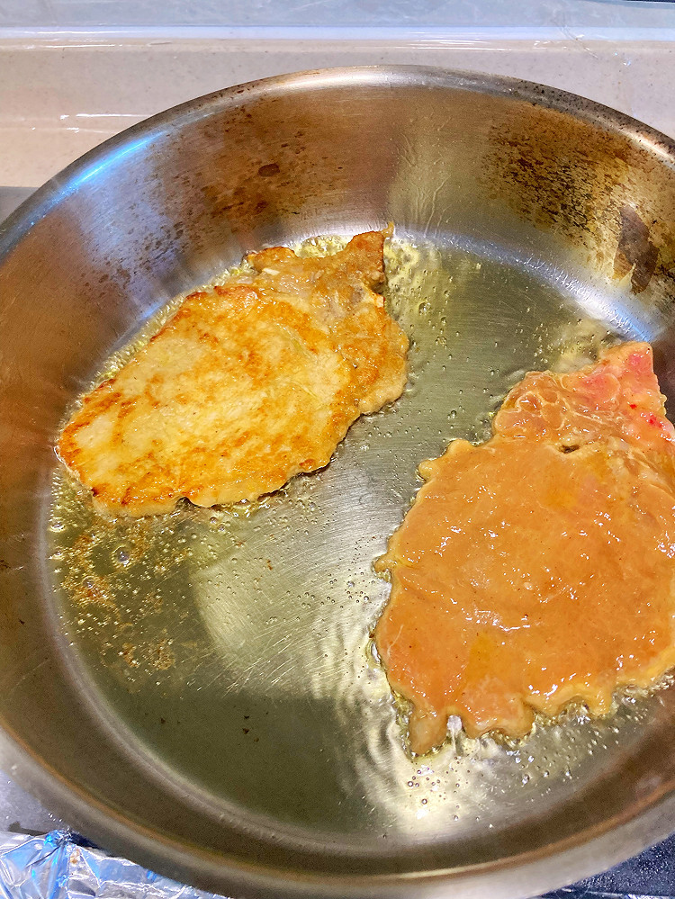 便当盒已经准备就绪！本帮老味道葱㸆大排，还要加个蛋一起吃，这个㸆字真是难找，其实就是大火快速收汁的意思，大排吸收了小葱的香气真是太好吃了！图3