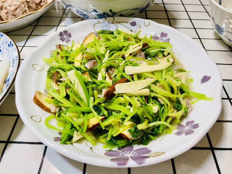 昨天说好的今天烧豆腐家里有冬笋和猪肉买盒豆腐做起来清蒸萝卜芹菜冬笋豆干肉片清蒸肉圆荸荠丁图5