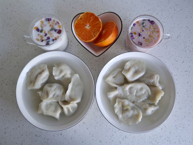 今日早餐：清汤水饺，牛奶，果冻橙图1