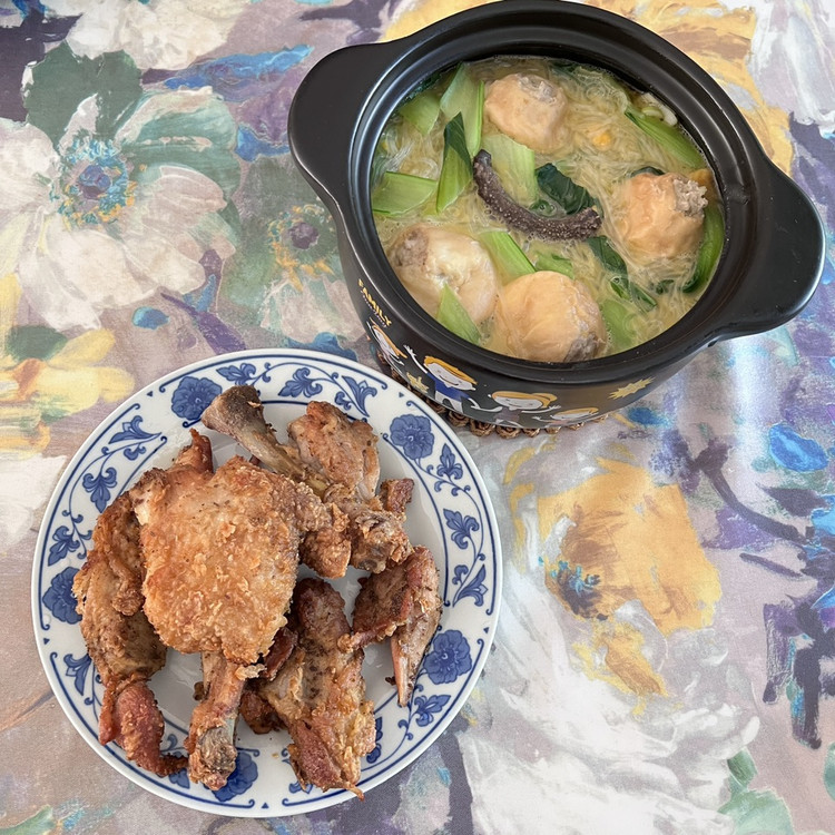红枣杂粮饭、炸鸡腿🍗、油面筋塞肉海参油菜汤🥣图2