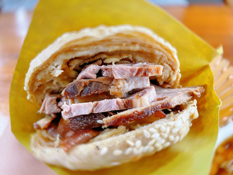 老北京烧饼夹肉图1