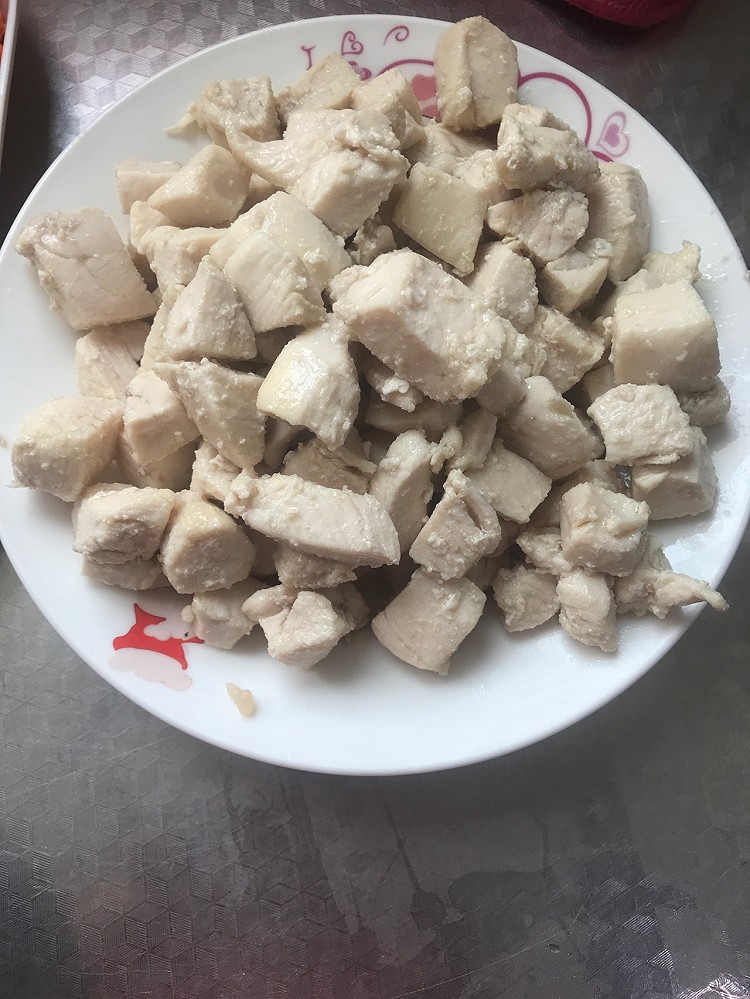 【宫保鸡丁】准备食材：鸡肉  黄瓜  胡萝卜  小米椒3根  大蒜半头  料酒  白醋  味达美  黄豆酱  淀粉  白糖  花生油🧑🏻‍🍳鸡肉  黄瓜  胡萝卜切丁备用🧑🏻‍🍳用味达美 醋 白糖  淀粉  蒜  料酒和一起勾芡用    🧑🏻‍🍳锅里放油，鸡块凉油下锅，炒7成熟，盛出来备用。🧑🏻‍🍳锅中放蒜 辣椒 黄豆酱炒香🧑🏻‍🍳放胡萝卜翻炒    🧑🏻‍🍳再放入鸡丁和黄瓜翻炒一会，把勾芡的汁倒图5