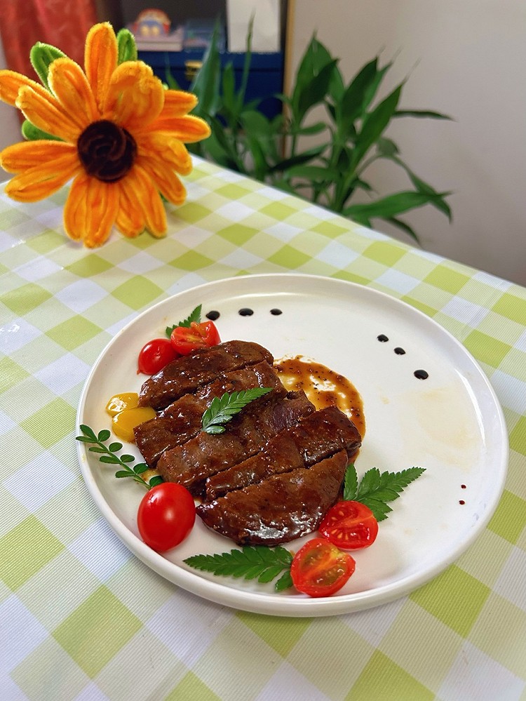 #中考第三天🌻龙行有雨，虎行生风 鲫鱼一跃便成龙，大鹏展翅长空 愿女儿在内的初三学子，全力以赴，定有所成🍀一举夺魁，走向辉煌今日 早餐🍽️黑椒牛排、蛋挞蓝莓酸奶杯蓝莓🫐、小番茄🍅中考最后半天，预祝一切顺利！请继续加油！坚持到底！加油，我的女孩👧图3