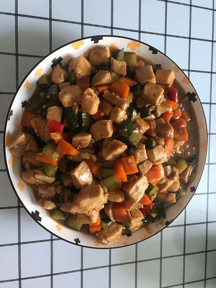 【宫保鸡丁】准备食材：鸡肉  黄瓜  胡萝卜  小米椒3根  大蒜半头  料酒  白醋  味达美  黄豆酱  淀粉  白糖  花生油🧑🏻‍🍳鸡肉  黄瓜  胡萝卜切丁备用🧑🏻‍🍳用味达美 醋 白糖  淀粉  蒜  料酒和一起勾芡用    🧑🏻‍🍳锅里放油，鸡块凉油下锅，炒7成熟，盛出来备用。🧑🏻‍🍳锅中放蒜 辣椒 黄豆酱炒香🧑🏻‍🍳放胡萝卜翻炒    🧑🏻‍🍳再放入鸡丁和黄瓜翻炒一会，把勾芡的汁倒图9