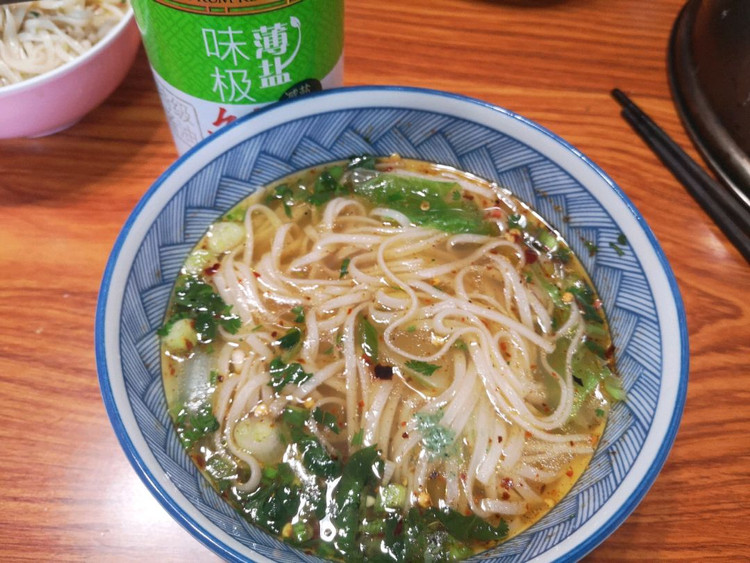 每天都是妈妈起床做早饭，妈妈辛苦了，今天起来给妈妈做了简单素面图2