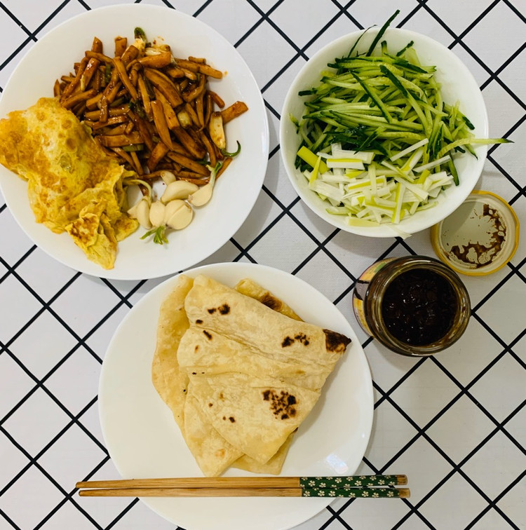 午餐吃春饼，在俺河南叫烙馍图1