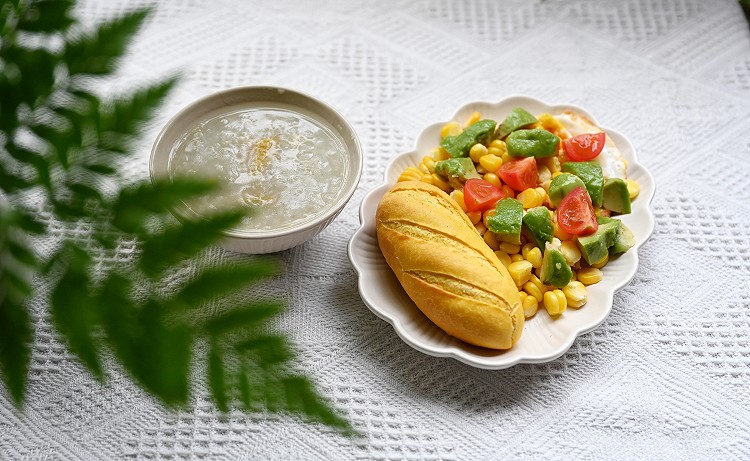 #家有小学生早餐打卡D660#南瓜餐包、玉米牛油果沙拉、煎蛋、红薯粥。图1