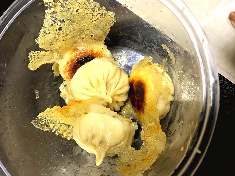 水煎包，鸡肉味的，味道也很不错就是馅儿的水分不多，下次改进！图1