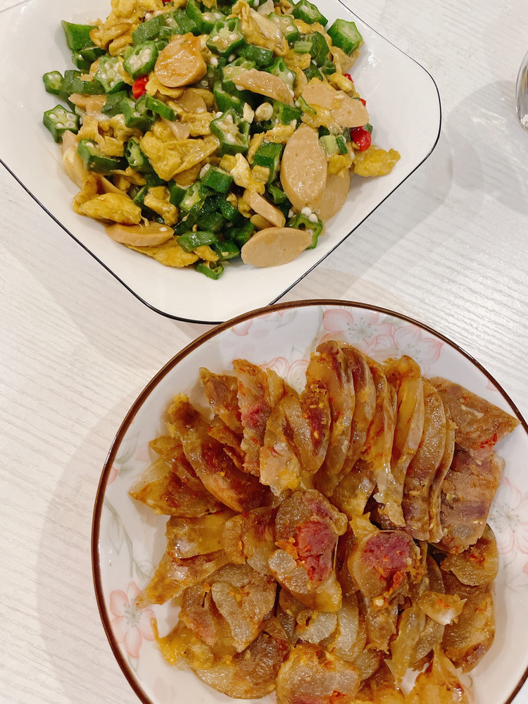 秋葵炒鸡蛋  还有麻辣味腊肠 家里带的存货..  ☆.。.:*・°☆.。.:*・°☆.。.:*・°☆.。.:*别指望所有的人都能懂你，因为萝卜白菜，各有所爱。你做了萝卜，自然就做不成青菜。图7