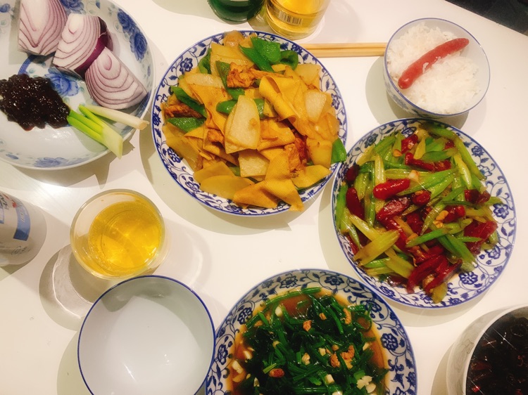 腊肠炒西芹 尖椒土豆片 海米菠菜图2