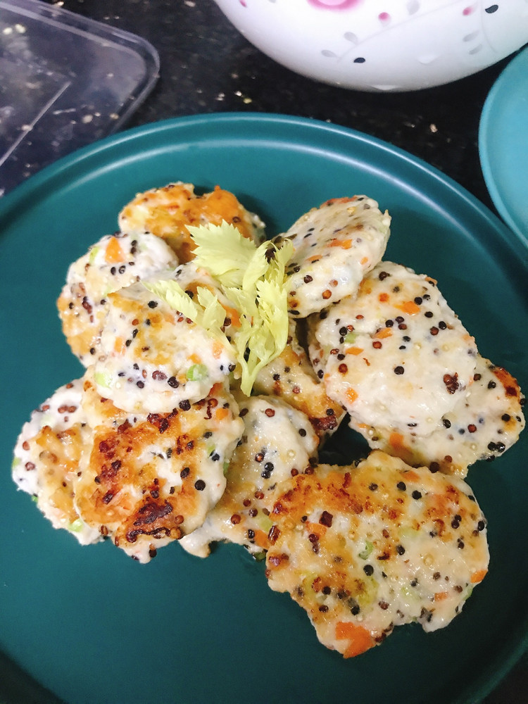 健康香煎藜麦鸡胸虾肉饼图1
