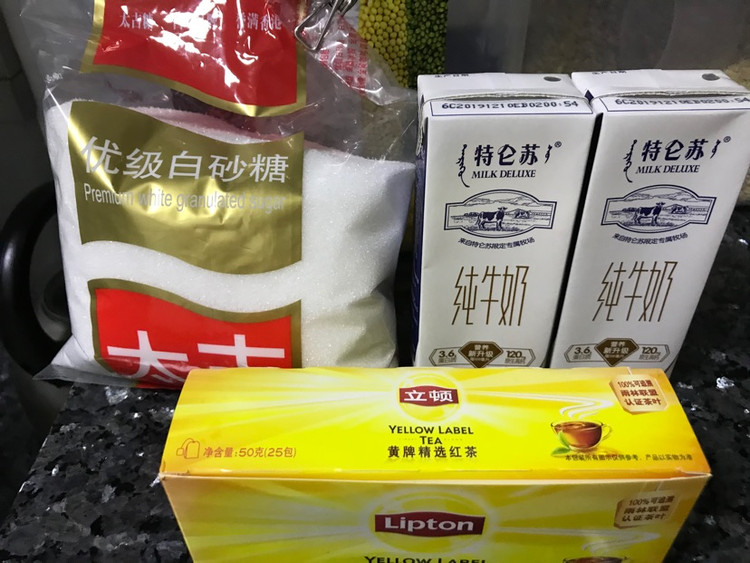 焦糖奶茶：我喜欢简单一点的  1、小奶锅铺一层薄薄的白糖（喜欢甜一点的就放多点糖），2、小火烧成焦糖色（记住不要搅拌，左右晃动奶锅即可  ），3、倒两盒牛奶和两个茶包，煮开了关火 。我和儿子喜欢加冰块喝，老头不喜欢喝冰的😄😄图1