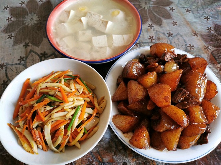 素炒胡萝卜杏鲍菇、五花肉烧萝卜、豆腐鸡蛋肉片汤图2