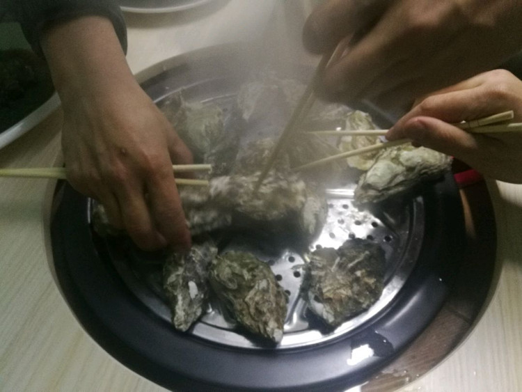 现在很流行蒸汽海鲜，上面放上一个屉，摆上要吃的海鲜，下面煮着粥，等海鲜吃完，粥也煮好了，还带着海鲜的鲜味，非常好吃图8